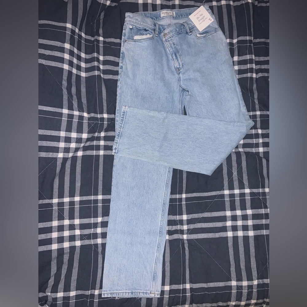 NWT A & F 90’s Straight Ultra High Rise Jeans